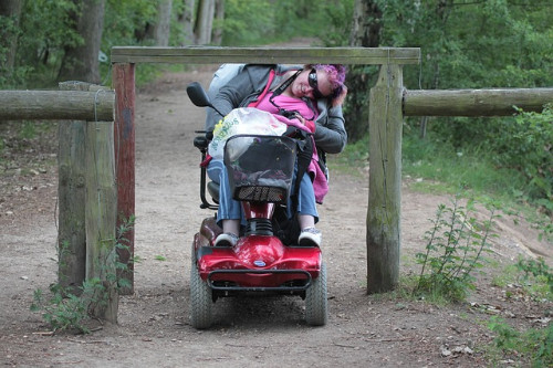 Problemas de accesibilidad al pasar en silla de ruedas